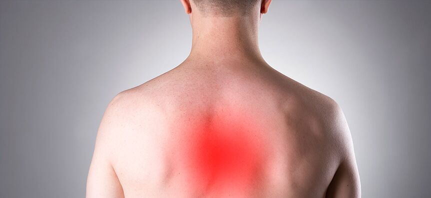 La douleur est le principal symptôme de l'ostéochondrose thoracique