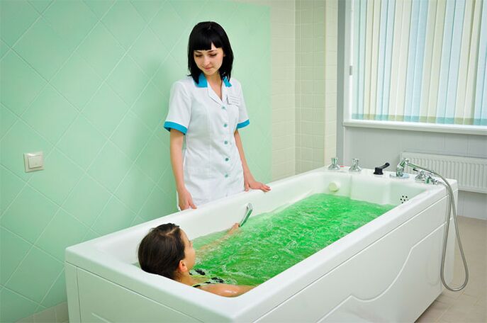 Prendre un bain thérapeutique est une procédure efficace dans le traitement de l'arthrose