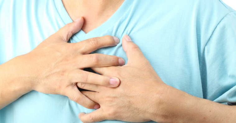 L'ostéochondrose thoracique se manifeste souvent par des douleurs dans la région cardiaque