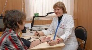 Mesure de la tension artérielle au rendez-vous du médecin
