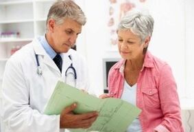 Une femme souffrant d'arthrite lors d'un rendez-vous chez le médecin